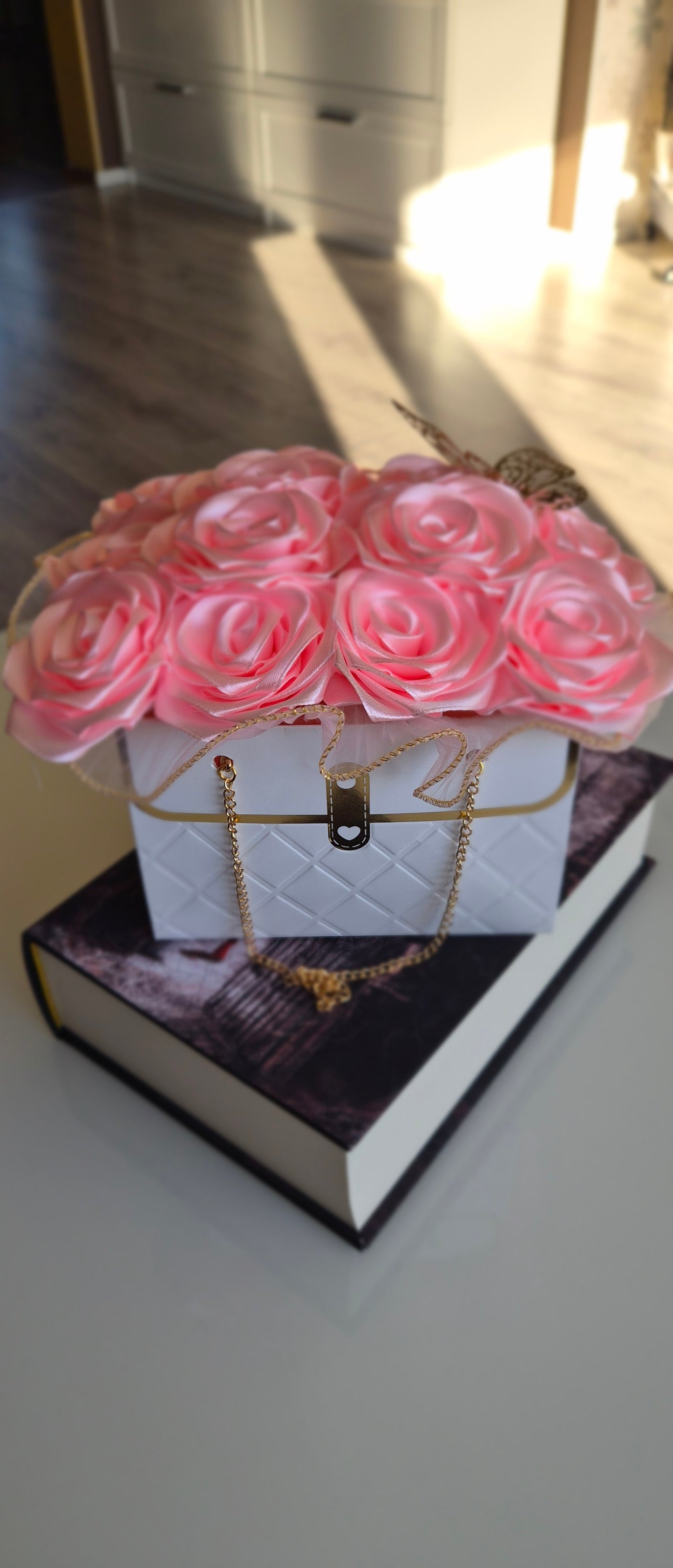 Käsintehty satiiniruusulaukku