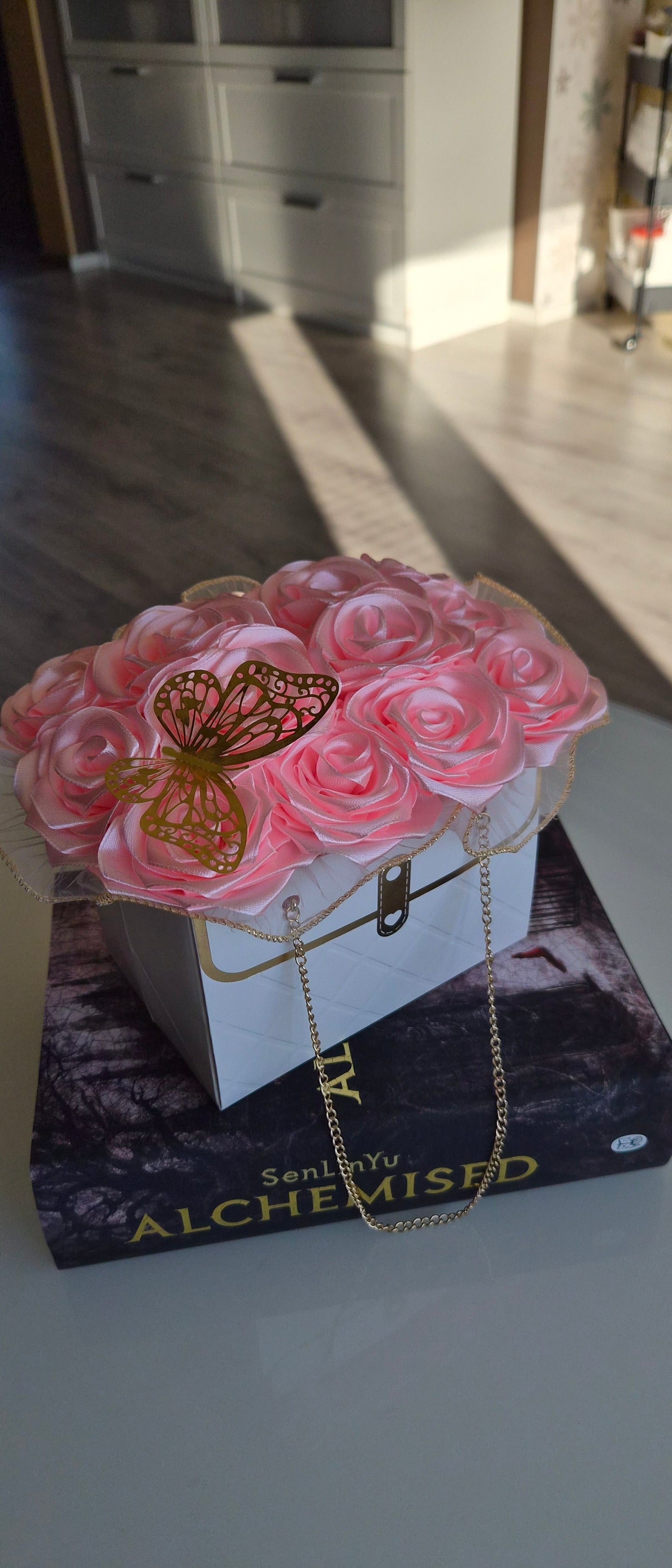 Käsintehty satiiniruusulaukku