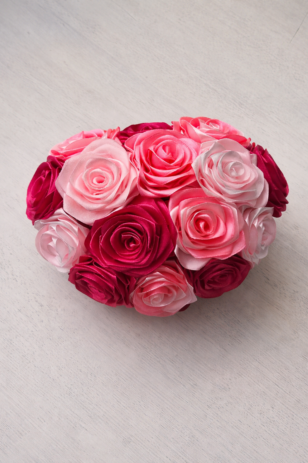 Ikuinen ruusuboksi – pinkki satiiniruusuasetelma