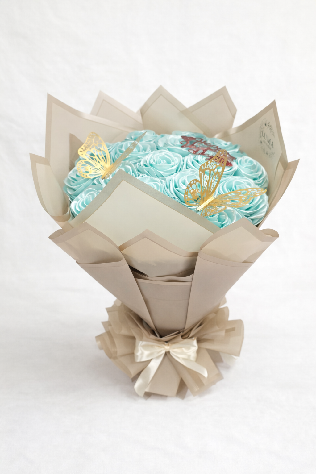 Käsintehty satiiniruusukimppu (18 ruusua)