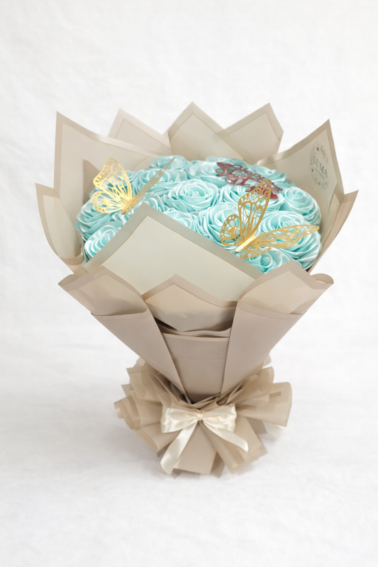 Käsintehty satiiniruusukimppu (18 ruusua)